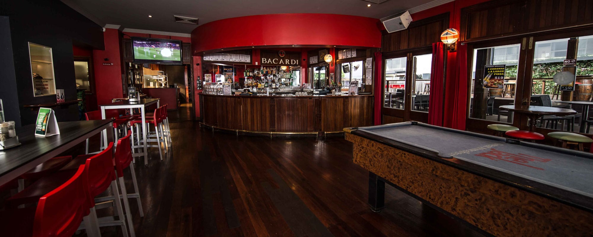 The-jack-cairns-bar-pub-hostel-backpackers
